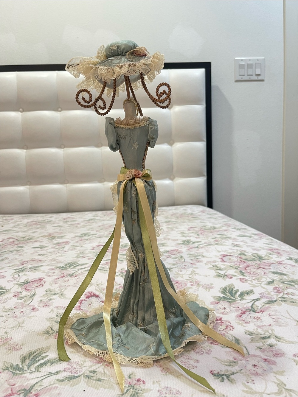 Vintage Jewelry necklace Stand - Picture 2 of 2